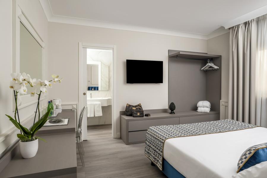 Suite with Jacuzzi for Couples & Family-3