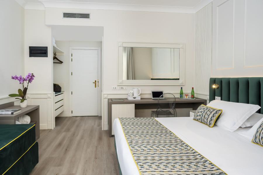 Deluxe Room with Balcony-8