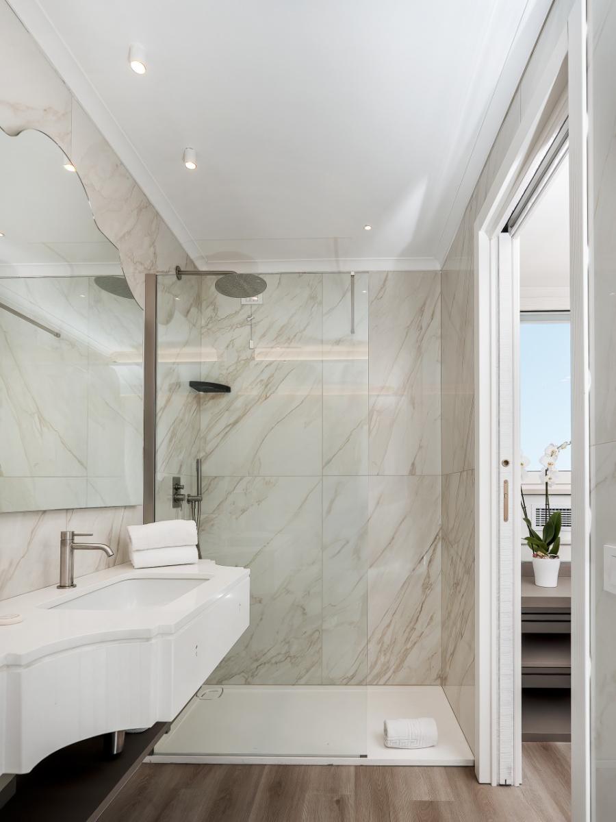 Duplex room with partial sea view-9