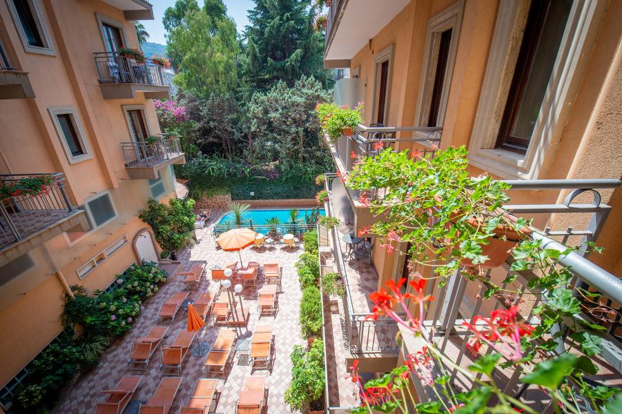 Chambre Classique avec balcon et vue sur la Piscine-1