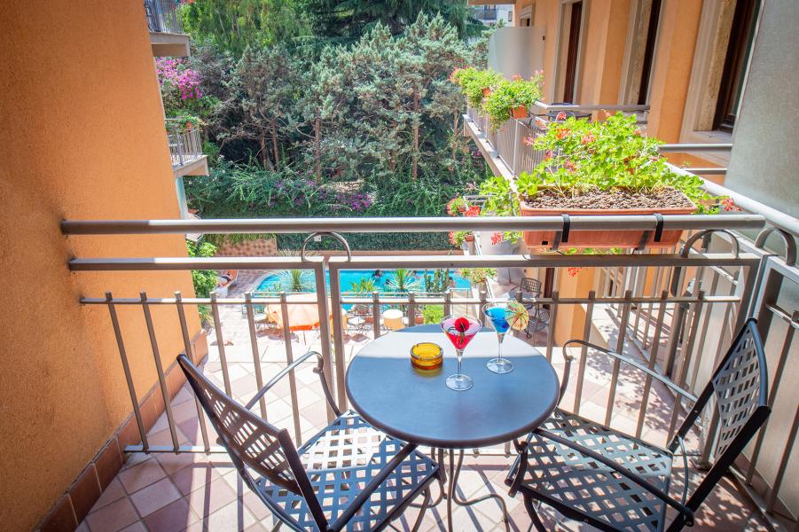 Chambre Classique avec balcon et vue sur la Piscine-3