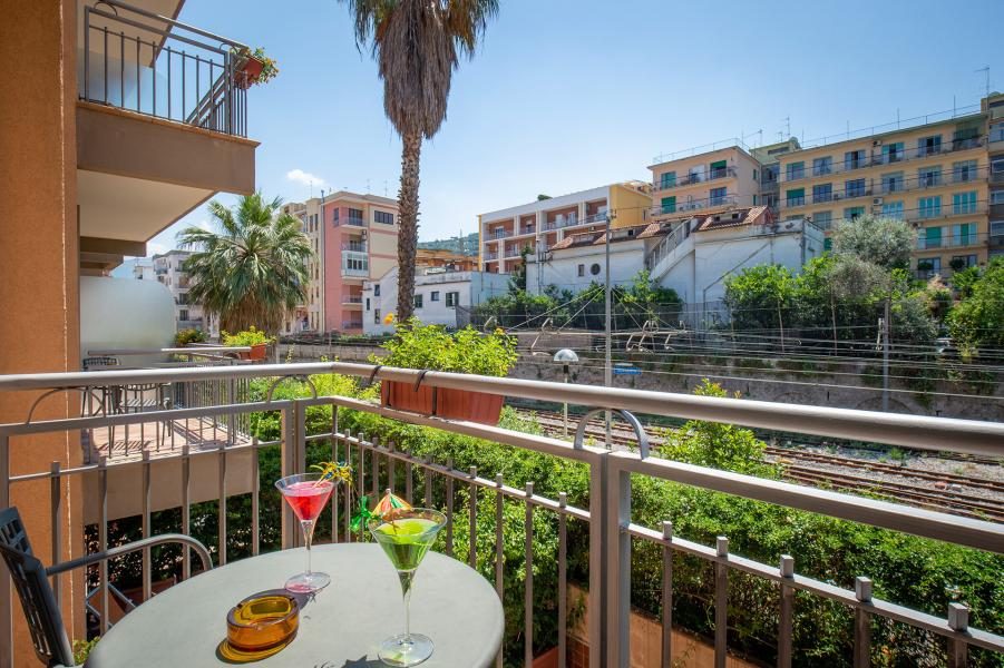 Habitación Classic con balcón o terraza con vista a la estación-6