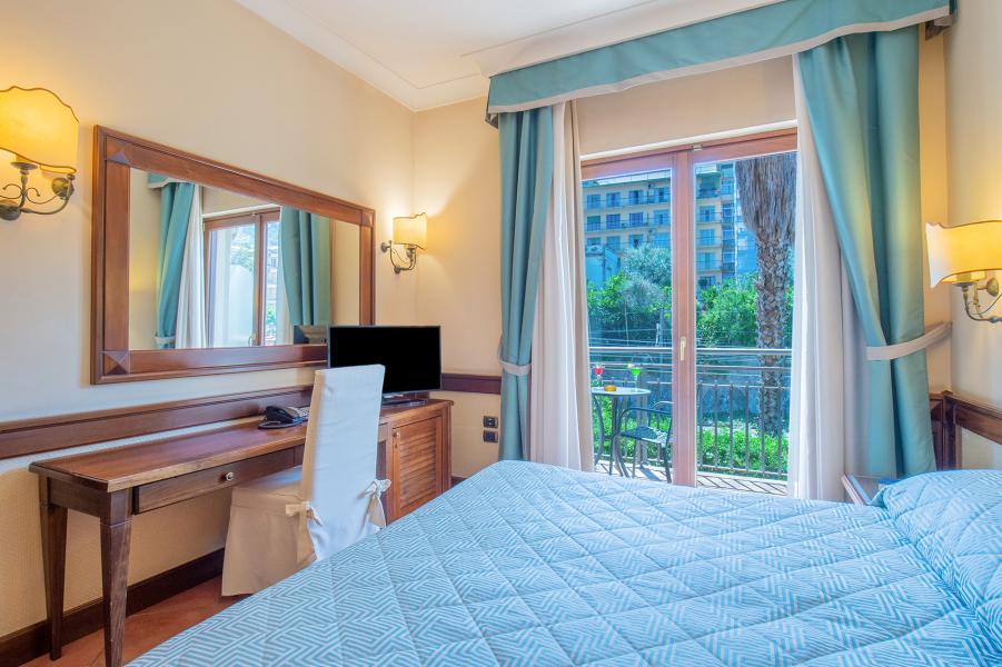 Double Classic room with Balcony or Terrace Station View-3