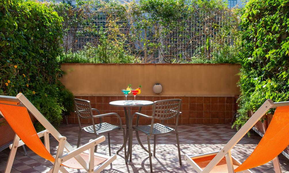 Habitación Classic con balcón o terraza con vista a la estación-1